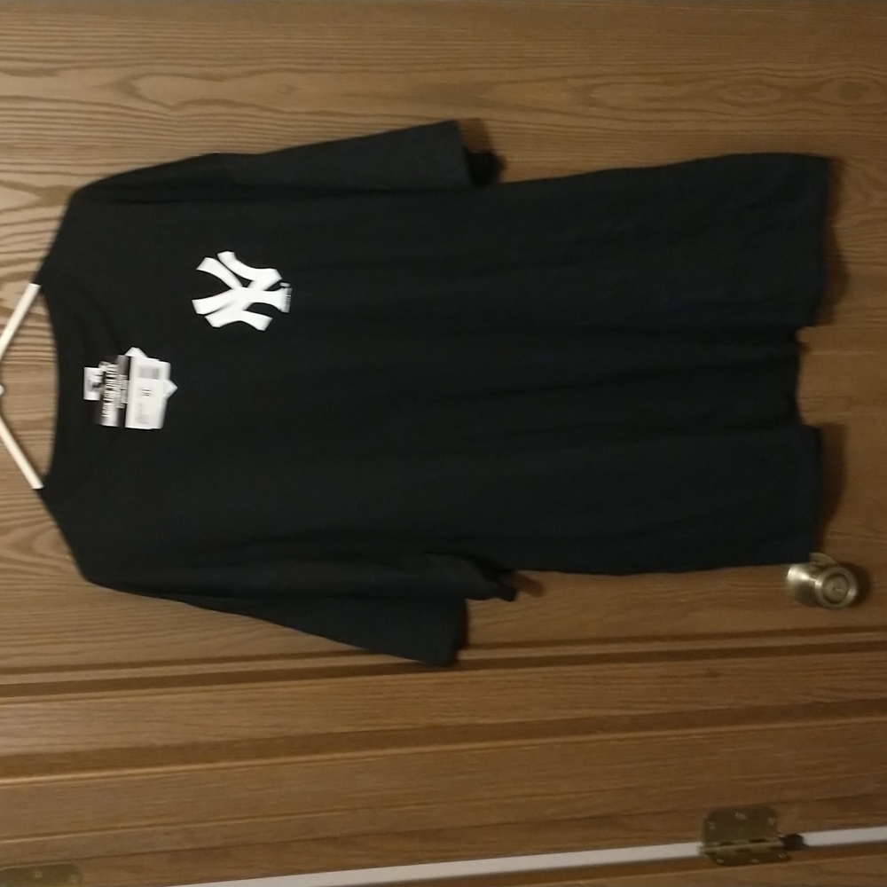 Vintage Yankees t shirt New with tags It does have a  crack in the NY symbol